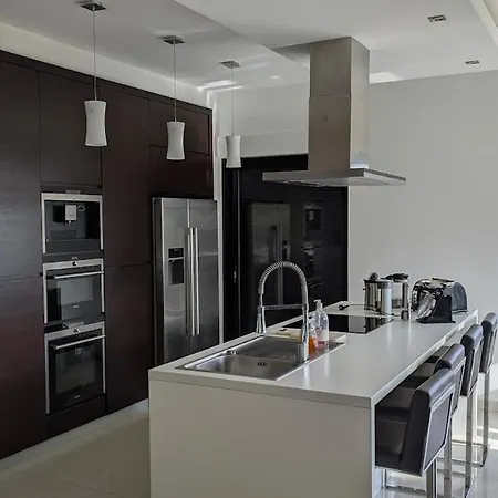 בית נופש With Sea And Mountain Views פיוריאני